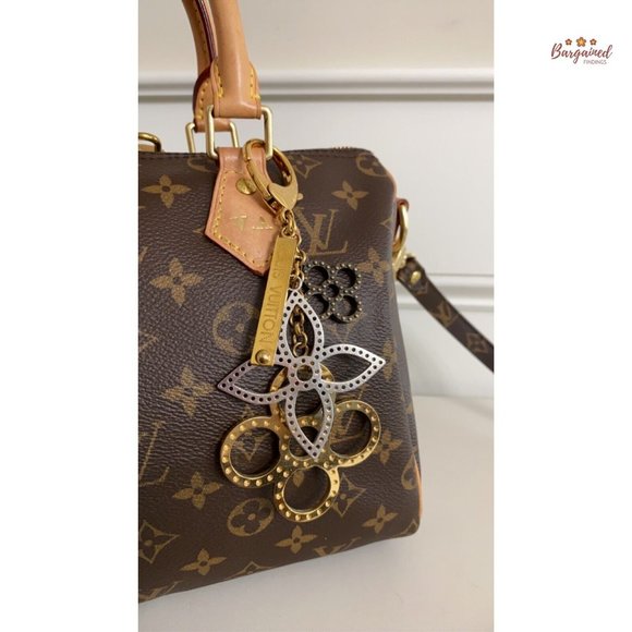 Authentic LOUIS VUITTON Goldtone Tapage Key Holder And Bag Charm - Picture 4 of 12